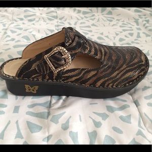 Algeria safari print clogs